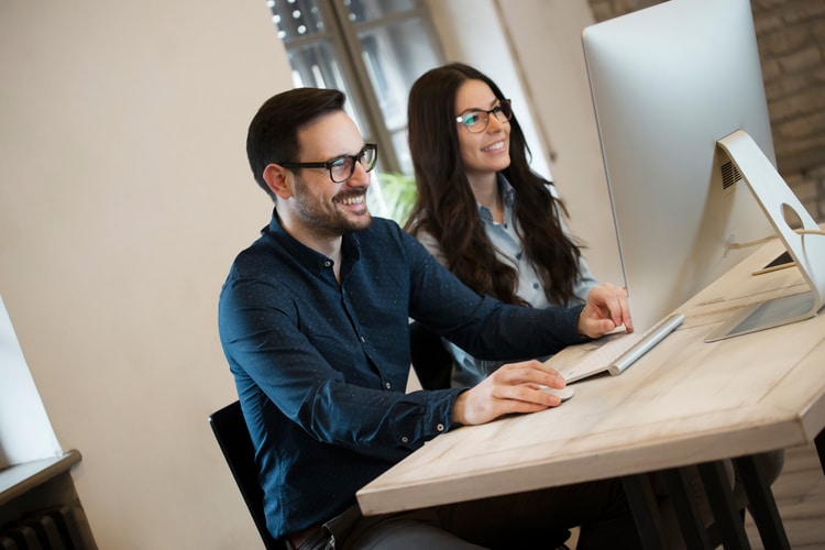 deux personne qui se forment en ligne