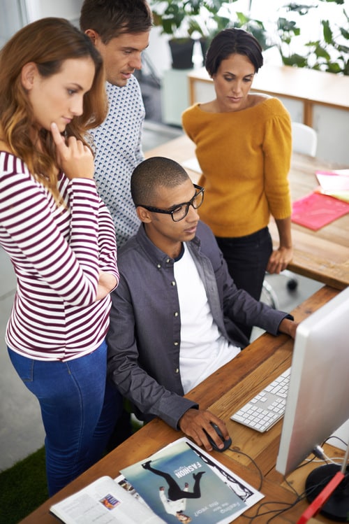 une équipe reunit autour du consultant seo